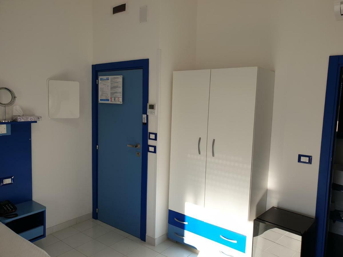 Hotel Caraibisiaco sul mare San Pietro in Bevagna Esterno foto